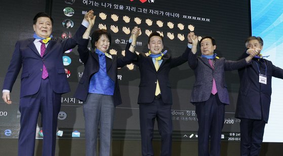 지난 8일 오후 서울 여의도 글래드호텔에서 열린 열린민주당 중앙당 창당대회에서 이근식 신임 당대표(왼쪽부터)와 손혜원, 정봉주, 박홍률, 김대성 최고위원이 기념촬영을 하고 있다.[뉴스1]