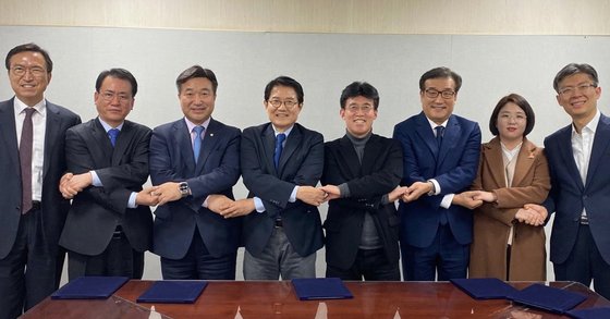더불어민주당은 17일 플랫폼 정당인 ‘시민을 위하여’에 합류하는 협약식을 진행했다. 왼쪽부터 이근형 민주당 전략기획위원장, 최용상 평화인권당 공동대표, 윤호중 민주당 사무총장, 우희종ㆍ최배근 시민을위하여 공동대표, 권기재 가자환경당 창준위 공동대표, 용혜인 기본소득당 상임대표, 조정훈 시대전환 공동대표. 사진 민주당