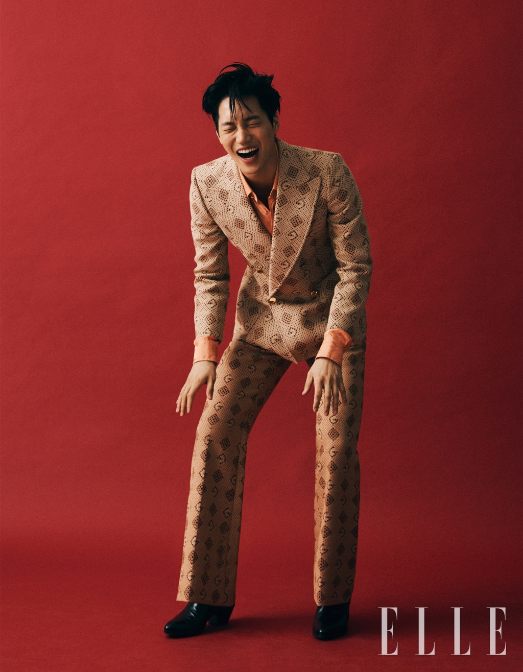 Italian brand Gucci has unveiled a fashion picture with Kai of the group EXO.Recently EXO Kai participated in a fashion pictorial with Gucci and Elle Korea, who posed in Guccis 2020 Spring Summer Collection.Kai in the picture is wearing a psychedelic G jacket and pants with margarine orange multicolors, where Kai emphasized his height in black boots heels.A boyish smile attracts Eye-catching.In the cover cut, Kai wore a red flare wool coat, which she perfectly digested in an original pose.Kai is working as a global campaign model for Gucci Eyewear, which will continue Guccis activities as House Ambassador.