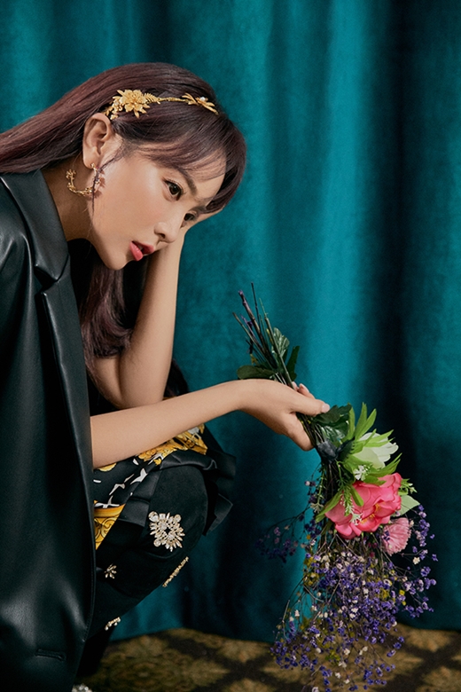 Singer Hong Jin-young released a concept photo ahead of the release of a new song.Hong Jin-young released the concept photo through the official account of the agency at noon on the 20th.In the public photo, Hong Jin-young focused on Sight with flowers in the background of the turquoise curtains.Hong Jin-young used flower patterns for both headbands, Earring and costumes, and showed flowers in his hands, suggesting that the keyword for the new song is flower.Hong Jin-youngs new song is an album released in about a year after Regular 1st album Lots of Love released last year, and is known as a song that can feel the new charm of Hong Jin-young, which is different from the existing album.Meanwhile, Hong Jin-youngs new song will be released at 6 pm on April 1.