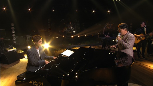 Actor Park Bo-gum first appeared on KBS 2TV You Hee-yeols Sketchbook.Singer Lee Seung-cheol and Actor Park Bo-gum will appear on You Hee-yeols Sketchbook which will be broadcast on the 20th, and will present the river and the snowy river full of gifts.In a recent recording, Park Bo-gum performed a piano accompaniment of the webtoon Moonlight Sculptor OST I Love You a lot and showed perfect breathing with Lee Seung-cheol.Lee Seung-cheol and Park Bo-gum, who have a relationship with the singer and music video protagonist of I Love You a lot, prepared a special stage that can only be seen in You Hee-yeols Sketchbook.In the subsequent talk, Park Bo-gum heard the request of MC You Hee-yeol and instantly received Lee Seung-cheols Western Sky and Toys Good Man with piano playing, and applauded by two people.He then played Chopstick March with You Hee-yeol and completed his self-proclaimed doppelganger-down harmony.Meanwhile, Park Bo-gum said, Friday night You Hee-yeols Sketchbook listener, and You Hee-yeols bright smile tickled my heart.I did not forget it, he said, making MC You Hee-yeol happy.Park Bo-gum reveals past dreaming of SingerHe dreamed of being a singer-songwriter before his debut as an actor, and he said he became an actor with the suggestion of his agency representative. He still does not let go of the dream and confessed that he is preparing for the project with the spring of antenna music.On the other hand, Park Bo-gum remade the Lets go to the stars of the loading last year and attracted attention with pure tone.Lee Seung-cheol, who watched this, praised I like the pure voice; I pick these people during the audition.In addition, You Hee-yeols Sketchbook MC You Hee-yeol and Music Bank former MC Park Bo-gum transformed into 2MC.The two introduced the next stage, Lee Seung-cheols Nobody else like that, which made everyone laugh with perfect sums from visuals to comments.It airs at 11:25 p.m. on the 20th.