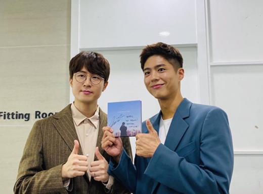 Indie band Norifly member Kwon has released a two-shot with Actor Park Bo-gum.Kwon told his Instagram on the 20th, Park Bo-gum came to greet himself as a waiting room.He is a good piano player and a good mind. In the photo, the pair pose with their thumbs up between Kwons regular second album of autographs; the warm-hearted look of Kwon and Park Bo-gum thrills fans.Kwon and Park Bo-gum will appear on KBS 2TV Yoo Hee-yeols Sketchbook which is broadcasted on the night.Ill meet you at Sketchbook today, Kwon said, encouraging the city hall.