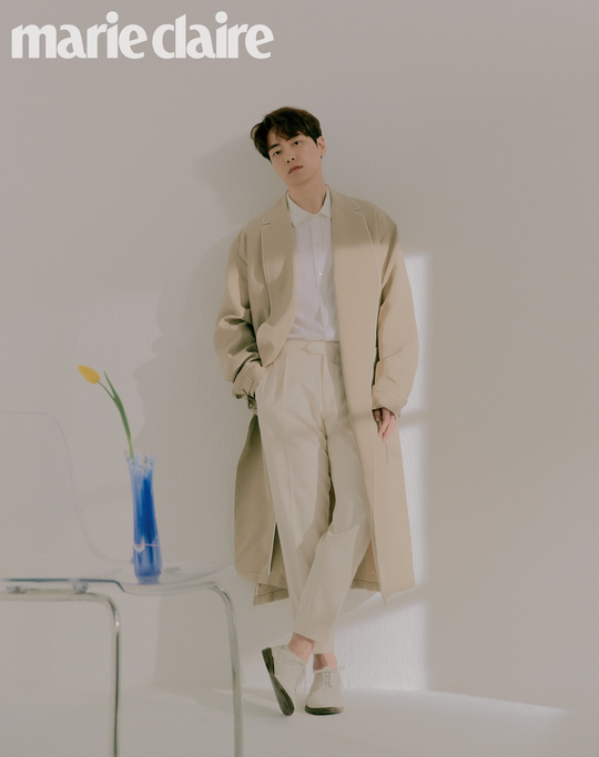 Lee Joon-hyuk drove the spring.MBCs New Moonwha Drama 365: A Year Against Fate (directed by Kim Kyung-hee, playwright Lee Seo-yoon, Lee Soo-kyung, hereinafter 365) was released in the April issue of Marie Claire.Lee Joon-hyuk in the picture focused attention on the beige tone costume and the soft expression that creates the spring atmosphere.In a close-up cut filled with Lee Joon-hyuks face, he overwhelmed his gaze with deep eyes and completed a classic mood picture.Lee Joon-hyuk is about to broadcast the first broadcast of 365 on March 23rd.365 is a drama depicting the Mystery survival game of those who were trapped in an unknown fate when they returned a year ago dreaming of a perfect life. Lee Joon-hyuk played the role of the main character of the drama, Topography Detective.As the main character of the drama of the interesting material Life Lisset, I talked about Time Sleep and Life Lisset in the interview.First, Lee Joon-hyuk is a rule in 365 for 365 with time slip. It is more of a mystery than a thriller.It feels like a release game because it is a work about what happens in it for a certain rule. Then, as Drama set up, if Lisset was a year ago, he said, Just a year ago, I was shooting 60 days, Designated Survivor.I gained weight in the previous movie, Baseball Girl, and I had to lose nine kilograms in a month, as every Actor would have done, but Diet is a lifelong homework.So I never want to go back. kim myeong-mi