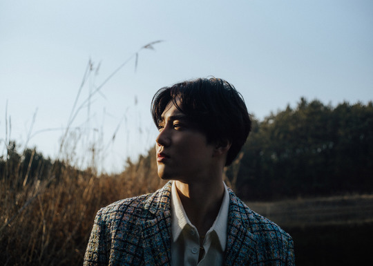 EXO Suho co-works with Younha on first Solo albumSuhos first mini-album Self-Portrait includes six songs including the emotional modern rock genres title song Love, Lets Love, and it seems to be more talked about because you can also meet your turn, which is featured by Younha.Especially, the song For You Now is an acoustic pop genre with an impressive warm piano melody and guitar sound, which doubles the charm of the song by harmonizing Suhos distinctive clear and soft tone with Younhas sweet vocals.In addition, Suhos lyrics are a heartfelt heart that I hope to have a happy dream without worrying about me because I will comfort you now to the grateful opponent who has been a hard moment for the lyrics that Suho participated in the lyrics.In addition, the second mood sampler video was released on the official website of Suho and various SNS EXO accounts at 0:00 on March 20, raising expectations with Suhos reminiscing about his past times as the album name is Self-Portrait.kim myeong-mi