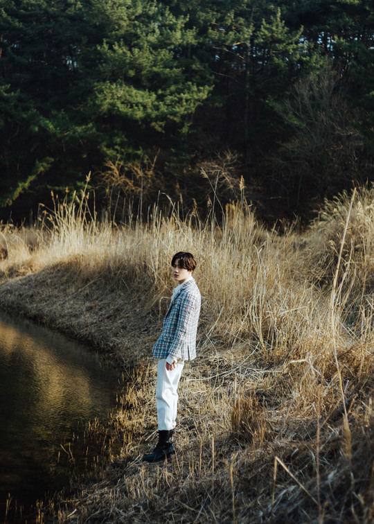 EXO Suho co-works with Younha on first Solo albumSuhos first mini-album Self-Portrait includes six songs including the emotional modern rock genres title song Love, Lets Love, and it seems to be more talked about because you can also meet your turn, which is featured by Younha.Especially, the song For You Now is an acoustic pop genre with an impressive warm piano melody and guitar sound, which doubles the charm of the song by harmonizing Suhos distinctive clear and soft tone with Younhas sweet vocals.In addition, Suhos lyrics are a heartfelt heart that I hope to have a happy dream without worrying about me because I will comfort you now to the grateful opponent who has been a hard moment for the lyrics that Suho participated in the lyrics.In addition, the second mood sampler video was released on the official website of Suho and various SNS EXO accounts at 0:00 on March 20, raising expectations with Suhos reminiscing about his past times as the album name is Self-Portrait.kim myeong-mi