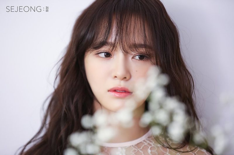 Group Gugudan member Sejeongs Flowerpot Full Metal Jacket shooting behind-the-scenes photos were released.Gugudans official Instagram posts The Warm Comfort of Sejeong, which is delivered on March 20 as Flowerpot with more mature music!Sejeongs Flowerpot Full Metal Jacket Shooting Behind , which came with a beautiful visual, was posted with a picture.In the photo, Sejeong, who is enthusiastic about shooting, is included.Sejeongs blemishes-free white-oak skin and large, clear eyes make the clean beautiful look even more prominent.Sejeongs fresh smile in another photo also attracts attention.The fans who responded to the photos responded such as It is so beautiful, It is a fairy, I love you.delay stock