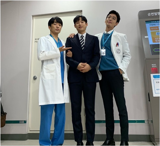 Actor Kim Sung-chul released a photo of TVN Drama Spicy Doctor Life special appearance certification.Kim Sung-chul uploaded a picture on March 19 with an article entitled No Jin-hyuk patient. In the photo, Kim Sung-chul is dressed in a black suit.Next to Kim Sung-chul are actors Jung Kyung-ho and Jung Moon-sung in doctors robes.Kim Sung-chul Jung Kyung-ho Jung Moon-sung captivated his attention with his warm appearance and big height.Kim Sung-chul made a special appearance on TVN Mokyo Drama Spicy Doctor Life episode 2 broadcast on March 19th.Kim Sung-chul was loved by viewers by playing the role of a jurist in the TVN Drama Sweet Relief Life broadcast in 2017.Kim Sung-chul presented his face to the spicy doctor with his relationship with the production team in spicy life and presented his welcome to viewers.Choi Yu-jin