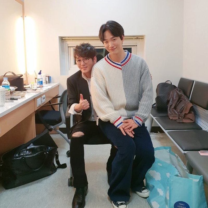 Comedian Kim and left a pleasant certification photo sitting on singer Shin Seung Hun knee.Kim and wrote on personal Instagram on March 20: Brother Shin Seung Hun, Ballard Emperor; Heart Valentino Rossi of Brother Shin Seung Hun.Shin Seung Huns brother Eulipotyphla Kim and and released several photos.Kim and in the photo are sitting on the knee of Shin Seung Hun and smiling.Other photos posted by Kim and include Shin Seung Hun posing V and singer Valentino Rossi in a pink knit dress.Kim and described Valentino Rossi as Shin Seung Huns heart on Instagram, and then I laughed because I explained Eulipotyfla.Choi Yu-jin