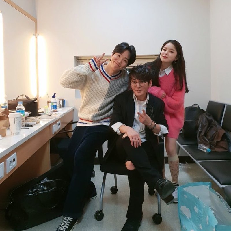 Comedian Kim and left a pleasant certification photo sitting on singer Shin Seung Hun knee.Kim and wrote on personal Instagram on March 20: Brother Shin Seung Hun, Ballard Emperor; Heart Valentino Rossi of Brother Shin Seung Hun.Shin Seung Huns brother Eulipotyphla Kim and and released several photos.Kim and in the photo are sitting on the knee of Shin Seung Hun and smiling.Other photos posted by Kim and include Shin Seung Hun posing V and singer Valentino Rossi in a pink knit dress.Kim and described Valentino Rossi as Shin Seung Huns heart on Instagram, and then I laughed because I explained Eulipotyfla.Choi Yu-jin