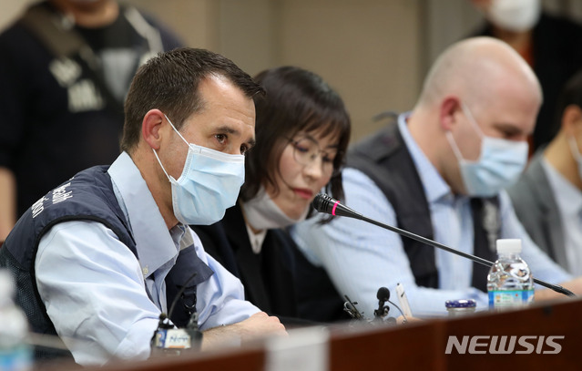 [서울=뉴시스] 고범준 기자 = 18일 오후 서울 중구 국립중앙의료원 연구동 소회의실에서 열린 WHO 전문가와 함께 한국-WHO 코로나19 국제 코호트 연구 준비회의에서 WHO의 임상팀·코비드19 자문위원인 윌리엄 피셔(왼쪽)가 인사말을 하고 있다. 2020.03.18. bjko@newsis.com