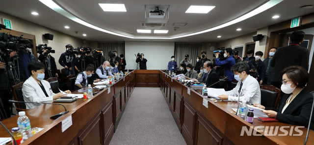 [서울=뉴시스] 고범준 기자 = 18일 오후 서울 중구 국립중앙의료원 연구동 소회의실에서 WHO 전문가와 함께 한국-WHO 코로나19 국제 코호트 연구 준비회의가 진행되고 있다. 2020.03.18. bjko@newsis.com