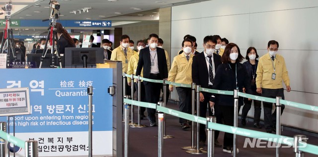 [인천공항=뉴시스]정세균 국무총리가 19일 신종 코로나바이러스 감염증(코로나19) 대응 검역 현장 점검을 위해 인천국제공항 1청사를 방문해 현장을 살펴보고 있다. (사진=공항사진기자단 제공) 2020.03.19.photo@newsis.com