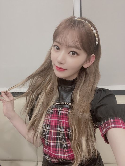 Girl group IZ*ONE member Miyawaki Sakura gave thanks to you for her birthday.On the 20th, IZ*ONE official Twitter said, Thank you for a lot of birthdays. I think it will be a great year.I love you! and several photos were posted.The main character who uploaded the photo is none other than Miyawaki Sakura.Sakura celebrated her birthday on the 19th and posted photos and messages to greet fans congratulations.The photos include various Sakura daily life, showing the mirror from the appearance before going to the stage, and a little bit of a torn figure, which show off charm with beauty and cuteness.On the other hand, IZ*ONE, which Sakura belongs to, recently completed his first full-length album Bloom Eyes.