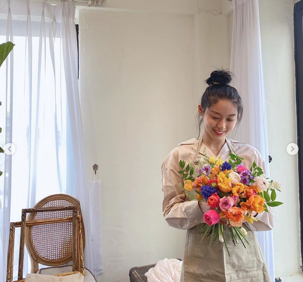 Group AOA Seolhyun also boasted a glowing beautiful look at the florist.Seolhyun posted several photos on her social media on Tuesday.In the photo, Seolhyun made a happy Smile, trimming bouquets in the florist; Seolhyun tied her hair up and boasted adorable charms.Seolhyuns comfortable and sensual fashion also catches the eye.Seolhyun was loved by JTBC Drama My Country which was aired last year.