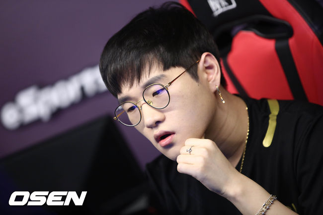Im determined to start over. The Crown, Lee Min-ho, who had signed with LCS CLG, turned back to the Korean stage.The stage where he plays again is the Challenger Oz Gaming, led by Right and Jae.Oz Gaming reported on the afternoon of the 20th that the recruitment of The Crown Lee Min-ho was not announced under agreement with the players side.The Crown Lee Min-ho is an unusual player with a starcraft pro gamer and led the second heyday of the Samsung Lions Galaxy, the predecessor of Genji.He was recognized as an effort-type gamer during the Samsung Lions, and he won the Rolled Cup once and left the runners-up once.He made it to the LCS for the 2019 season and continued his career with the Immortals and CLG.Lee Min-hos agency Shadow Corporation agent Park Jae-seok said, Lee Min-ho had a desire to raise the Challenge team to LCK at least once in his career.I was convinced that I would share goals like OZ gaming, so I quickly ended the contract with the best conditions of the Challenge.Right, Jae, also did not hide his joy over the joining of experienced Lee Min-ho.We expect Lee Min-hos rich experience and strong fighting spirit to have a positive effect on the team and individuals, and we thank Lee Min-ho, who has trusted us and helped us in the recruitment process, and Lee Gae-sung, CEO of OZ who always makes generous investments, said Right and Jae.