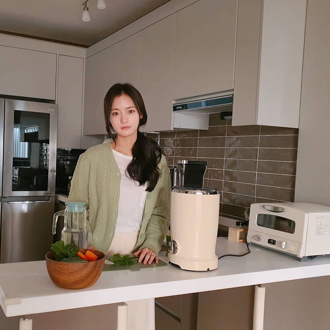 Actor Ko Bo-Gyeol showed a delightful charm.Ko Bo-Gyeol posted a picture and a picture on his 19th day in his instagram, Aojiru is almost exhausted. Green cardigan.Ko Bo-Gyeol in the photo looks at the camera in the kitchen filled with Vegetable.Ko Bo-Gyeol, who wore a subtle green cardigan and rolled her loosely tied hair forward, is innocent; she is full of sense in her delightful writing rhyming with Rock.The netizens responded in various ways such as It is like a fairy in the forest, It is as fresh as Vegetable, Can not I live with Seo Woo and the three of you?Ko Bo-Gyeol is appearing on TVN Drama High by, Mama! It airs every Saturday and Sunday at 9:05 p.m.Photo Ko Bo-Gyeol SNS