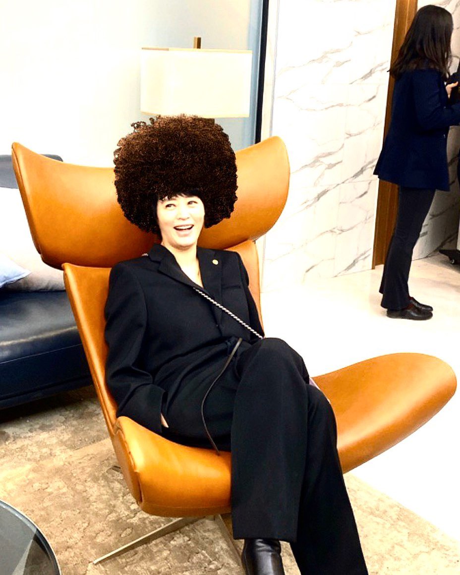Actor Kim Hye-soo promoted Hyena with bomb headKim Hye-soo posted a picture on his Instagram on the 20th with an article entitled # Song & Kim # Robbie # Chair Tamanda # Today # Friday # Expectation # Explosion # Bomb Head # Golden Monster # Hyena.Kim Hye-soo in the picture is laughing with a bigger bomb head than his face, and a comic hairstyle contrasts with chic black suit fashion makes him laugh.The netizens responded such as Is that a real head?, I am coveted with my head, I think it is Jackson, and Kim Hye-soo is something.Kim Hye-soo is in close contact with Ju Ji-hoon in the SBS drama Hyena, playing the role of a lawyer who wins the money regardless of means and methods.Photo Kim Hye-soo SNS
