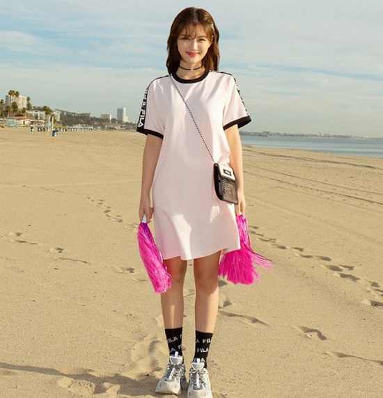 Actor Kim Yoo-jung has created a fresh spring atmosphere.On the 19th, Fila official Instagram posted several photos with the article Until the Street Mood by Interaction in the Lovely One Piece worn by Yoo Jung-i!The photo showed Kim Yoo-jung posing with his arms up on the beach. A sunny smile caught his eye.Kim Yoo-jung pulled her hair and gave off a cute charm: her big eyes, a smart nose and a thick lips, flaunting her beautiful visuals.The fans who responded to the photos responded such as I like the atmosphere so much, Kim Yoo-jung, which gets more beautiful as I go, I am dressed and background.On the other hand, Kim Yoo-jung is working as a Fila model.