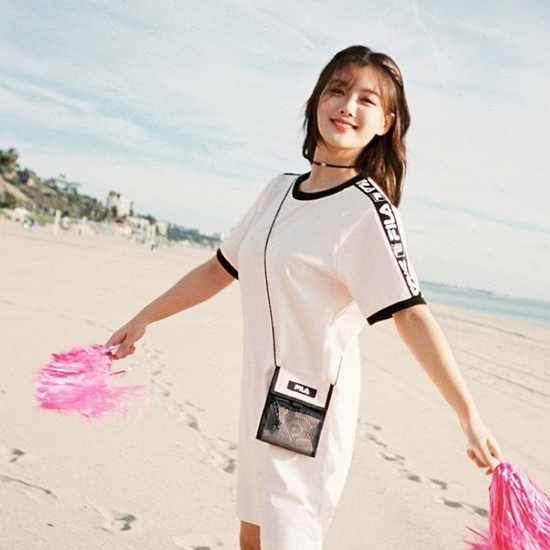 Actor Kim Yoo-jung has created a fresh spring atmosphere.On the 19th, Fila official Instagram posted several photos with the article Until the Street Mood by Interaction in the Lovely One Piece worn by Yoo Jung-i!The photo showed Kim Yoo-jung posing with his arms up on the beach. A sunny smile caught his eye.Kim Yoo-jung pulled her hair and gave off a cute charm: her big eyes, a smart nose and a thick lips, flaunting her beautiful visuals.The fans who responded to the photos responded such as I like the atmosphere so much, Kim Yoo-jung, which gets more beautiful as I go, I am dressed and background.On the other hand, Kim Yoo-jung is working as a Fila model.