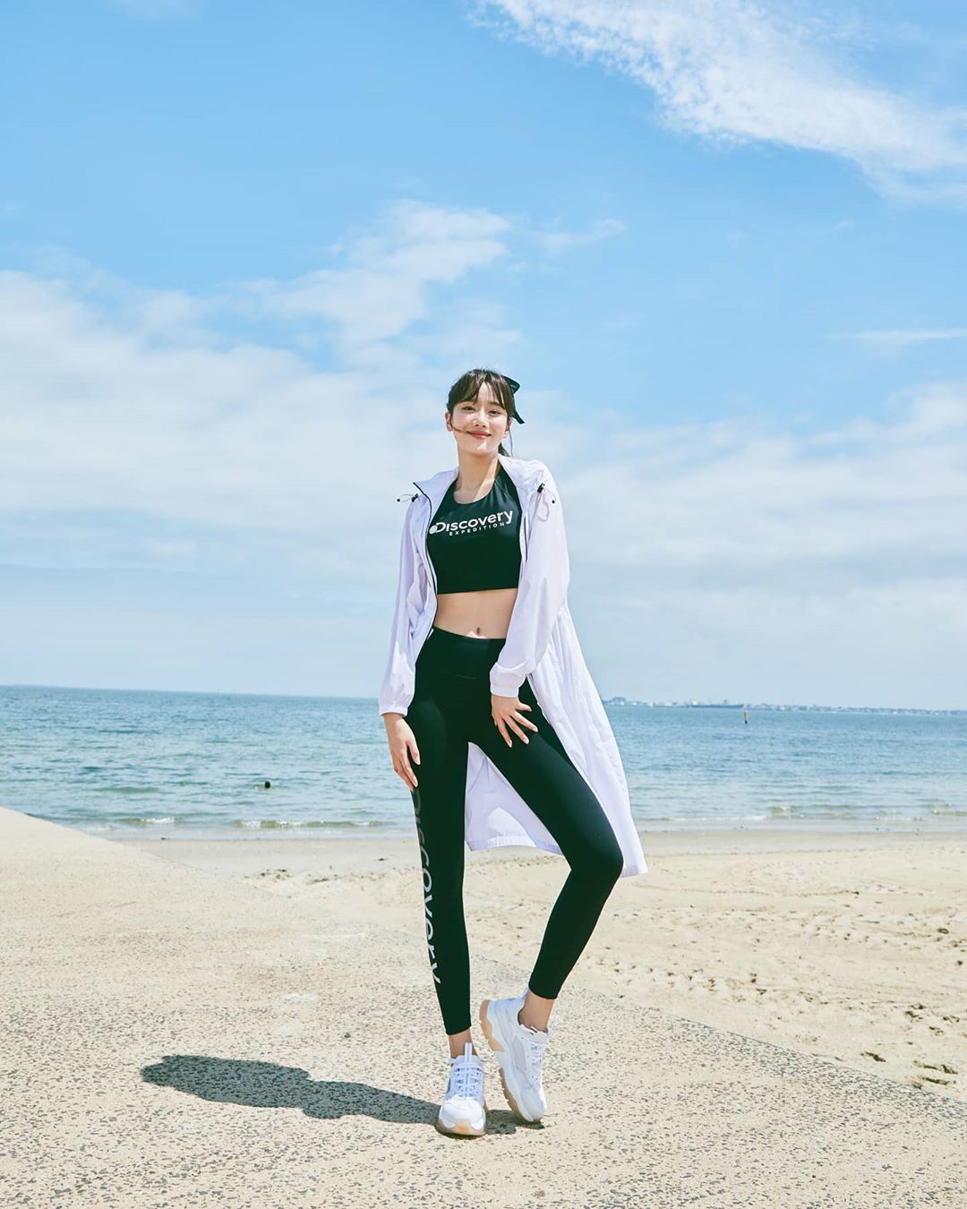 Na-eun of the group April reported on the latest.Na-eun posted a photo on his Instagram on Tuesday.Na-eun in the open photo is staring at the camera with a blue sky and the sea behind and showing off his cool visuals and body.Netizens responded that our Na-eun is a model in the world, Na-eun is taken in beauty and best.Na-eun released the four-year project Time Difference with April member Jinsol on the 1st.Photo: Na-eun Instagram