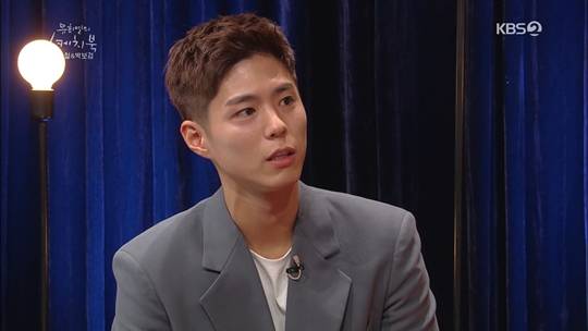 Park Bo-gum made a surprise appearance on You Hee-yeols SketchbookSinger Lee Seung-cheol appeared with Actor Park Bo-gum in kbs2 You Hee-yeols Sketchbook broadcast on the 20th.On this day, Park Bo-gum performed the piano to Lee Seung-cheols song.During the interview, You Hee-yeol mentioned that Park Bo-gum recently presented Antenna Music with a hand letter and pot to You Hee-yeol.You Hee-yeol said: Where was my good?Park Bo-gum said, It is difficult to pick one, he said wittyly, saying, I think my smile is shaking my heart. If you show unlimited affection for artists belonging to Antenna, you will like Sam Keepers song, and you will accidentally prepare a project with Sam Keeper.