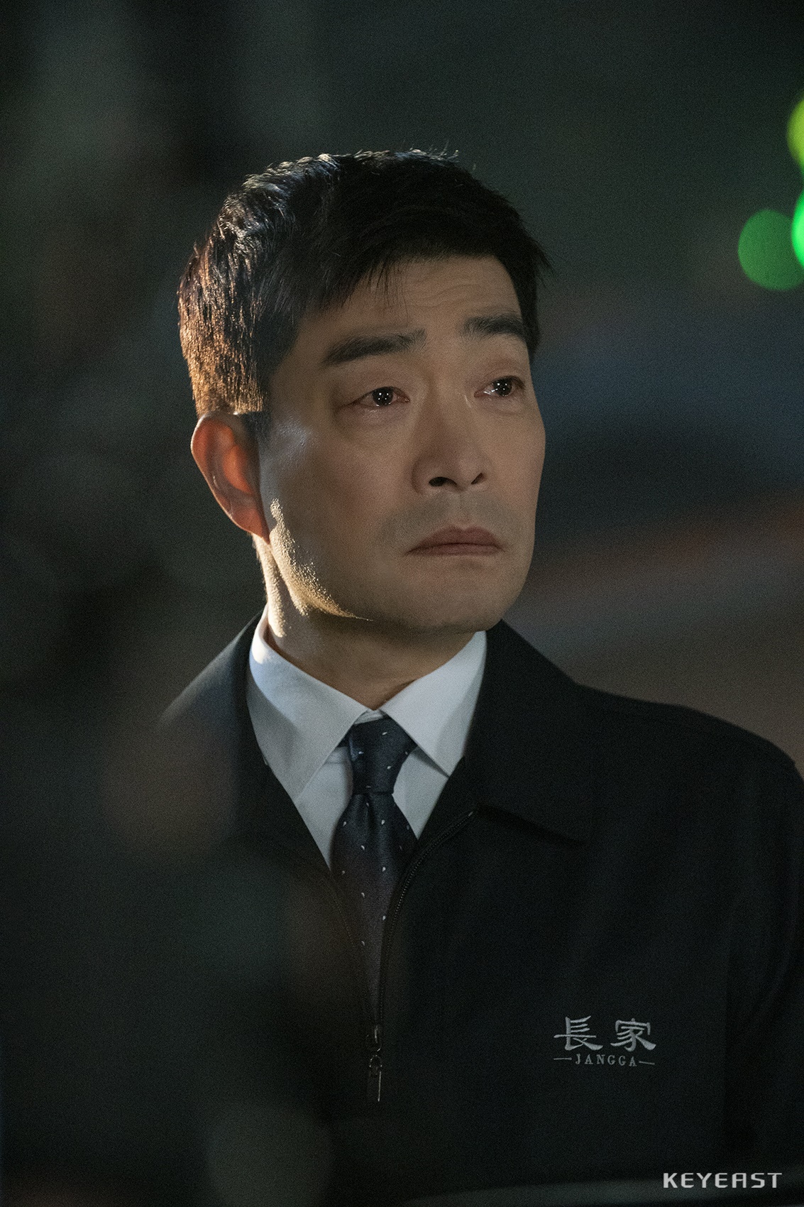 Son Hyun-joo reappeared in Itaewon Klath and captured Theater with a full presence.Son Hyun-joo made a special appearance as Park Sung-yeol, the father of Park Seo-joon, in the early part of JTBCs gilt drama Itaewon Klath, which enriched the narrative of Park Sae and increased the immersion of the drama.Son Hyun-joo, who re-appeared in Itaewon Klath on the 20th, left the end of the film, proved his name value with a luxury act that made the size of the role colorless.In the last 15 episodes, a scene was drawn in which Park Sae was in an accident and wandered through the scene, meeting with his father Park Sung-yeol in his dream.Park Sung-yeol was a warm father who still loved and loved his son in his dreams.The heart-wrenching rich reunion scene added a deep look and delicate look of Son Hyo-jo, leaving a deep impression on viewers.Son Hyun-joos Acting interior, which is filled with Itaewon Klath, can be found in the behind-the-cut.I am sorry and sorry for my son who has lived hard without my father, and I am grateful for his hard life.In addition, it makes the hearts of those who see in the way of cheering silently while holding the Roy who chose life at the crossroads of death.Viewers who watched the broadcast on this day said, Park Seo-joon - Son Hyun-joo Actor Acting Biggest!, Son Hyun-joo Acting was the best, Son Hyun-joo.Acting crazy and so on.Son Hyun-joo, who is well received for his outstanding acting ability, is currently preparing to meet with viewers with JTBCs new Mon-Tue drama The Good Detective.The Good DetectiveDetective is an exciting rhetoric that tracks a concealed truth that is too different from two different Detectives. Son Hyun-joo plays the role of the Detective Robbery Window in the 18th year armed with toughness and loyalty.It is a homicide team that catches a felon, but it is expected to reach viewers with familiar charm like a man in the city.Meanwhile, JTBCs new Mon-Tue drama The Good DetectiveDetective starring Son Hyo-jo is scheduled to air in April.iMBC Kim Hye-young  Photo Keith