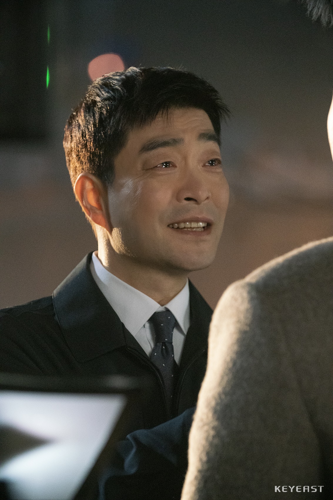 Son Hyun-joo reappeared in Itaewon Klath and captured Theater with a full presence.Son Hyun-joo made a special appearance as Park Sung-yeol, the father of Park Seo-joon, in the early part of JTBCs gilt drama Itaewon Klath, which enriched the narrative of Park Sae and increased the immersion of the drama.Son Hyun-joo, who re-appeared in Itaewon Klath on the 20th, left the end of the film, proved his name value with a luxury act that made the size of the role colorless.In the last 15 episodes, a scene was drawn in which Park Sae was in an accident and wandered through the scene, meeting with his father Park Sung-yeol in his dream.Park Sung-yeol was a warm father who still loved and loved his son in his dreams.The heart-wrenching rich reunion scene added a deep look and delicate look of Son Hyo-jo, leaving a deep impression on viewers.Son Hyun-joos Acting interior, which is filled with Itaewon Klath, can be found in the behind-the-cut.I am sorry and sorry for my son who has lived hard without my father, and I am grateful for his hard life.In addition, it makes the hearts of those who see in the way of cheering silently while holding the Roy who chose life at the crossroads of death.Viewers who watched the broadcast on this day said, Park Seo-joon - Son Hyun-joo Actor Acting Biggest!, Son Hyun-joo Acting was the best, Son Hyun-joo.Acting crazy and so on.Son Hyun-joo, who is well received for his outstanding acting ability, is currently preparing to meet with viewers with JTBCs new Mon-Tue drama The Good Detective.The Good DetectiveDetective is an exciting rhetoric that tracks a concealed truth that is too different from two different Detectives. Son Hyun-joo plays the role of the Detective Robbery Window in the 18th year armed with toughness and loyalty.It is a homicide team that catches a felon, but it is expected to reach viewers with familiar charm like a man in the city.Meanwhile, JTBCs new Mon-Tue drama The Good DetectiveDetective starring Son Hyo-jo is scheduled to air in April.iMBC Kim Hye-young  Photo Keith
