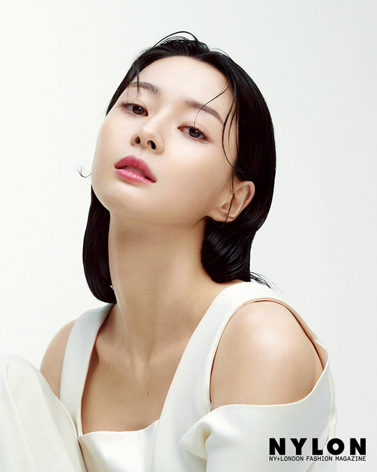 Kwon Nara has unveiled a beautiful beauty picture by Mimo Klath.The fashion magazine Nylon released a picture with Actor Kwon Nara on March 21 through its April 2020 issue.JTBCDrama Itaewon Klath Kwon Nara has conducted a beauty picture with premium skin care brand Kuoka.In this picture, which is clear and moist skin, she showed the beauty of the skin despite the face with little toilet.Kwon Nara, who showed the charm of Girl Crush in Itaewon Clath, showed off the charm of reversal with a unique lovely expression at the filming site.I usually use mild cosmetics after receiving esthetic care, said Kwon Nara, who said the secret to skin care. The cuoka product was so good that it was good from the first impression.Especially, the Cuoka Serum Blend is so moist that I think it is good to use only one of these products! The editors question about the plan after the end of the drama also said that he plans to abandoned dog Volunteer as he is raising a dog walnut.emigration site