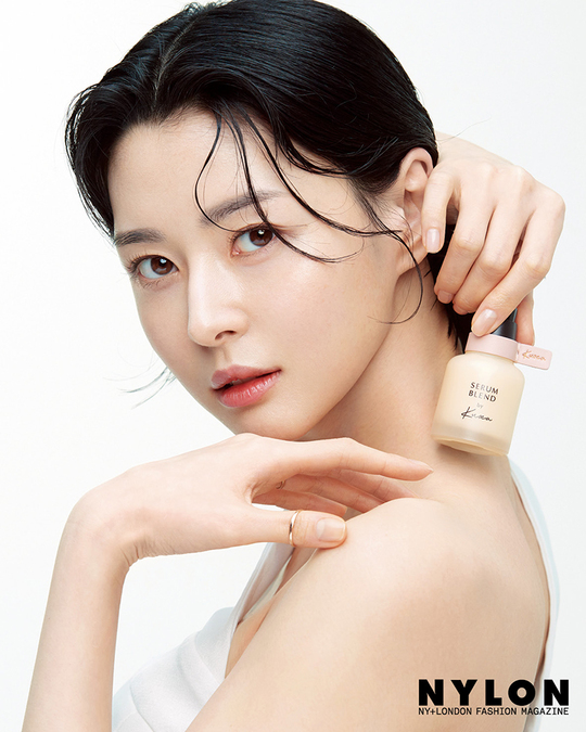 Kwon Nara has unveiled a beautiful beauty picture by Mimo Klath.The fashion magazine Nylon released a picture with Actor Kwon Nara on March 21 through its April 2020 issue.JTBCDrama Itaewon Klath Kwon Nara has conducted a beauty picture with premium skin care brand Kuoka.In this picture, which is clear and moist skin, she showed the beauty of the skin despite the face with little toilet.Kwon Nara, who showed the charm of Girl Crush in Itaewon Clath, showed off the charm of reversal with a unique lovely expression at the filming site.I usually use mild cosmetics after receiving esthetic care, said Kwon Nara, who said the secret to skin care. The cuoka product was so good that it was good from the first impression.Especially, the Cuoka Serum Blend is so moist that I think it is good to use only one of these products! The editors question about the plan after the end of the drama also said that he plans to abandoned dog Volunteer as he is raising a dog walnut.emigration site