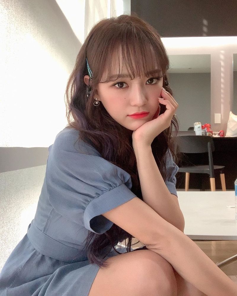 Group Gugudan Sejeong showed off her beautyOn March 21, Gugudans official Instagram posted an article with Sejeongs selfie, Send a happy Saturday evening with the pot stage of Sejeong, a tone restaurant you want to see and see.In the photo, Sejeong is wearing a blue dress and winking or chic toward the camera.Sejeong also showed a refreshing smile in a white blouse, which made fans heartbeat.The netizens responded that Sejeong is also a good Saturday evening and This new song is so good.seo ji-hyun