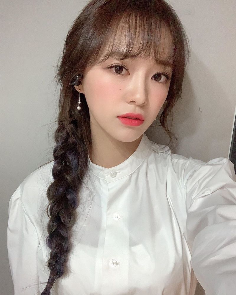 Group Gugudan Sejeong showed off her beautyOn March 21, Gugudans official Instagram posted an article with Sejeongs selfie, Send a happy Saturday evening with the pot stage of Sejeong, a tone restaurant you want to see and see.In the photo, Sejeong is wearing a blue dress and winking or chic toward the camera.Sejeong also showed a refreshing smile in a white blouse, which made fans heartbeat.The netizens responded that Sejeong is also a good Saturday evening and This new song is so good.seo ji-hyun