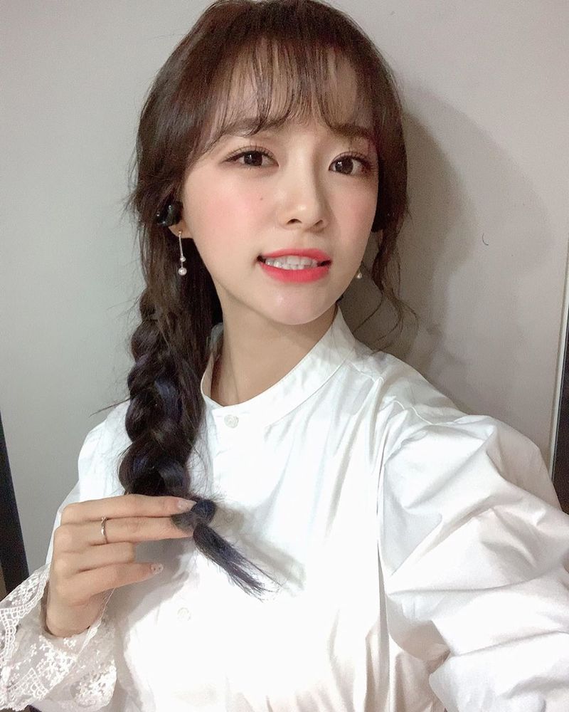Group Gugudan Sejeong showed off her beautyOn March 21, Gugudans official Instagram posted an article with Sejeongs selfie, Send a happy Saturday evening with the pot stage of Sejeong, a tone restaurant you want to see and see.In the photo, Sejeong is wearing a blue dress and winking or chic toward the camera.Sejeong also showed a refreshing smile in a white blouse, which made fans heartbeat.The netizens responded that Sejeong is also a good Saturday evening and This new song is so good.seo ji-hyun