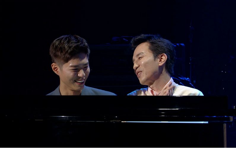 It is on KBS2s You Hee-yeols Sketchbook (which aired on Tuesday night.This is the first time Park Bo-gums You Hee-yeols Sketchbook Outing has been released.He performed a piano accompaniment while singer Lee Seung-cheol sang the webtoon Moonlight Sculptor OST I Love You a lot.Park Bo-gum and Lee Seung-cheol met as singers and music video protagonists in this OST.Park Bo-gums piano skills among fans are well known.At the request of the host You Hee-yeol, Park Bo-gum caught the eye by singing Lee Seung-cheols Western Sky and Toys Good Man with an impromptu piano performance.You Hee-yeol also played Chopstick March together and laughed.Park Bo-gum said there were days when he dreamed of being a singer in the past.He dreamed of a singer-songwriter before he made his debut as an actor. He became an actor with the proposal of his agency, and he still does not let go of his dream.He was noted for his unspoilt tone in the remake of Lets Go to the Stars by singer Load, which he released two years ago.Park Bo-gum said, We are currently preparing for the project with the spring of antenna music.