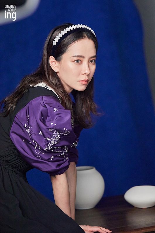 Actor Song Ji-hyo showed off his Fairy pitta charm in behind-the-scenes cutOn the 21st, Creative Group ING, a subsidiary company, unveiled Song Ji-hyos pictorial behind-the-scenes cut through the official post channel.Song Ji-hyo focuses attention on the colorful costumes of the feminine style in the photo released on the day.The dress with colorful flower printing reveals an elegant figure, while the blue color blouse cut emits a sophisticated charm with a fascinating look and pose.In another cut, Song Ji-hyo attracts more attention with a lovely atmosphere with a pearl hair band.Even when A cut was released earlier, Song Ji-hyos visuals attracted a lot of attention, so this behind-the-scenes cut captures the attention of the viewer with his own atmosphere and style.Song Ji-hyo, who is active in drama, film, and broadcasting, is also expected to be more excited.Meanwhile, Song Ji-hyo will take on the role of his brother Eugene, who returned home after 25 years in the mystery thriller Invader (director Son Won-pyeong, Ace Maker Movie Works, and Produced BA Entertainment) which is about to be released, and herald a different transformation.creative group engine