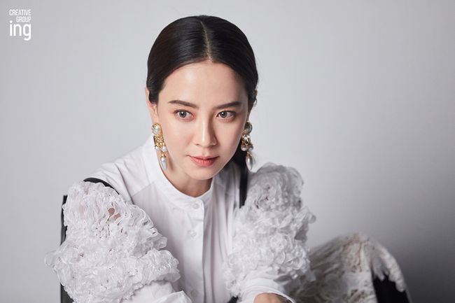 Actor Song Ji-hyo showed off his Fairy pitta charm in behind-the-scenes cutOn the 21st, Creative Group ING, a subsidiary company, unveiled Song Ji-hyos pictorial behind-the-scenes cut through the official post channel.Song Ji-hyo focuses attention on the colorful costumes of the feminine style in the photo released on the day.The dress with colorful flower printing reveals an elegant figure, while the blue color blouse cut emits a sophisticated charm with a fascinating look and pose.In another cut, Song Ji-hyo attracts more attention with a lovely atmosphere with a pearl hair band.Even when A cut was released earlier, Song Ji-hyos visuals attracted a lot of attention, so this behind-the-scenes cut captures the attention of the viewer with his own atmosphere and style.Song Ji-hyo, who is active in drama, film, and broadcasting, is also expected to be more excited.Meanwhile, Song Ji-hyo will take on the role of his brother Eugene, who returned home after 25 years in the mystery thriller Invader (director Son Won-pyeong, Ace Maker Movie Works, and Produced BA Entertainment) which is about to be released, and herald a different transformation.creative group engine