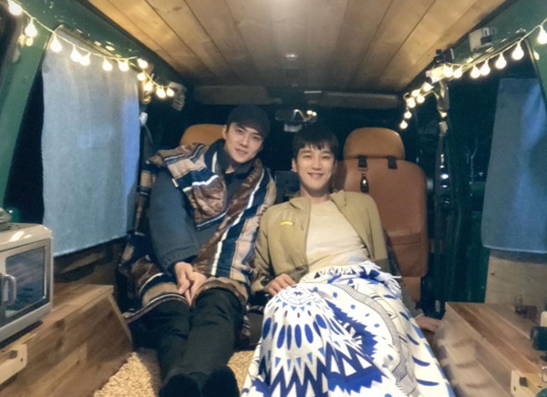 Group EXO Sehun flaunts his friendship with Actor Ahn Bo-hyunOn the 21st, Sehun posted a picture on his SNS with a short article Our Bohyeon is with my brother.In the public photo, Sehun is sitting in a camper with Ahn Bo-hyun.Both are dressed in casual attire and cover with colorful blankets and show comfortable smiles towards the camera, especially in the photo, where the warm appearance of the two attracted attention.Meanwhile, Sehun and Ahn Bo-hyun have appeared on the web drama Doggo - Rewind.