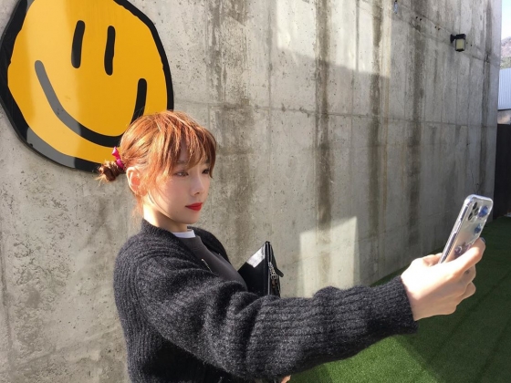 Taeyeon posted several photos on his Instagram on the 20th with emoticon.In the open photo, Taeyeon is smiling brightly with a bundle of hairstyles.Taeyeon also attracts attention because he is taking a selfie with a receiver or posing in the background of a smile.