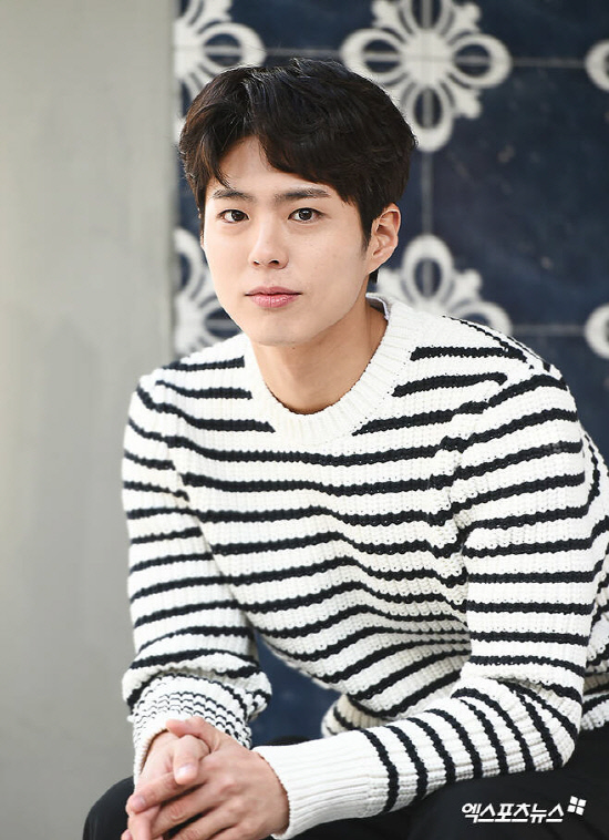 Actor Park Bo-gum emits a variety of charms from You Hee-yeols Sketchbook to Itaewon Clath.Park Bo-gum appeared on KBS 2TV You Hee-yeols Sketchbook on the 20th with Lee Seung-cheol, who celebrated his 35th anniversary.Lee Seung-cheol and Park Bo-gum have formed a relationship with the singer as the main character of the music video on the webtoon Moonlight Sculptor OST I Love You Much released in January this year.Park Bo-gum set up a joint stage with Lee Seung-cheol, skillfully digesting the Piano accompaniment of I Love You Much.You Hee-yeol asked to play Piano, saying, I didnt know you were playing Piano so well, please do one more.Park Bo-gum boasted a high-quality singing ability with Lee Seung-cheols Western Sky and Toys Good Man Piano accompaniment Love Live!He also played Chopstick March with the exhilarated You Hee-yeol, and also showed the load of Lets go to the stars Love Live!, which was called in the ad.My senior first offered me a proposal and it was so glorious and I was so happy to appear as Sketchbook; I was so nervous that I fell asleep, Park Bo-gum confessed.Lee Seung-cheol praised the band, saying, I first hit with the band, but I can not do it except usually.When Park Bo-gum, who showed off his outstanding skills, asked if he had any plans to debut as a singer, Park Bo-gum said, It is still a lot short of singer debut.I do not have a plan, but I am faithful to acting and I often want to meet fans. If you boasted your singing and piano skills with You Hee-yeols Sketchbook, this time you will find your audience with your main act.Park Bo-gum will make a special appearance at the final episode of JTBC gilt drama Itaewon Clath which is broadcasted on the 21st.Earlier, Itaewon Clath said, Please check it through broadcasting this week.Park Bo-gum has starred in Kim Seong-yoon PDs previous work, Gurmigreen Moonlight, which directs Itaewon Clath.Park Bo-gum decided to appear in the honor of Kim Seong-yoon PD.Itaewon Clath, which includes Park Seo-joon, Kim Dae-mi, Kwon Na-ra and An-hyeon, is gaining popularity with its mid- 10% audience rating.In the final episode, the last rebellion of youths who are united in stubbornness and arrogance is drawn. Attention is drawn to whether he can save Joy Seo, who eventually kneels before Chang.The ending of the 15-year game between Park and Chang also draws attention.Expectations are growing as Park Bo-gum is expected to appear in the final session on the 21st.Photo: KBS Broadcasting Screen