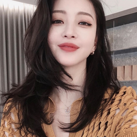 Han Ye-seuls visuals are eye-catching.On the evening of the 21st, Han Ye-seul posted a picture on his SNS.Han Ye-seul in the photo is looking at the camera and making an attractive smile.He showed off his brilliant beautiful looks and caught the attention of netizens.On the other hand, Han Ye-seul is currently communicating through his SNS such as Instagram and YouTube channel.In particular, he is currently popular with YouTube content Han Ye-seul is.Han Ye-seuls YouTube channel Han Ye-seul is is a popular channel with about 700,000 subscribers.