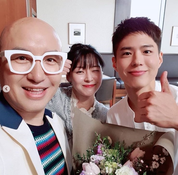 Seoul=) = Hong Seok-cheon released a photo of him with Itaewon Clath Park Bo-gum Kwon Nara.On the 22nd, Hong Seok-cheon wrote on his instagram: If there is a person who is shining, it will be Park Bo-gum.The righteous sword that made a special appearance with the director Itaewon Class who finished last night. It is a lovely and lovely thing to cheer all the staff on the set.A child who was briefly but bright, the child who took the first small role as a child to be big.Always be loved for a long time with that mind. I sent my beloved Itaewon Class and the staff of the bishops staff were happy for the time being.Im just saying, Im going to go to your store and eat tonight. Im going to go to the subway to eat with my friend.It is comfortable and good. Is not it my brother? He also revealed a conversation with Park Bo-gum.Photo Hong Seok-cheon posing with Park Bo-gum and Kwon Nara.A picture with Park Bo-gum, which boasts a warm smile in the background of the Seoul Tower, and a picture taken with a bouquet of flowers after the Itaewon Clath shoot attracts attention.Park Bo-gum appeared in JTBC gilt drama Itaewon Class which was broadcast on the 21st.I responded to this cameo with the relationship with director Kim Sung-yoon, who directed the previous work Gurmigreen Moonlight.Park Bo-gum has appeared in the play as a new restaurant chef at Osua (Kwon Nara Boone).