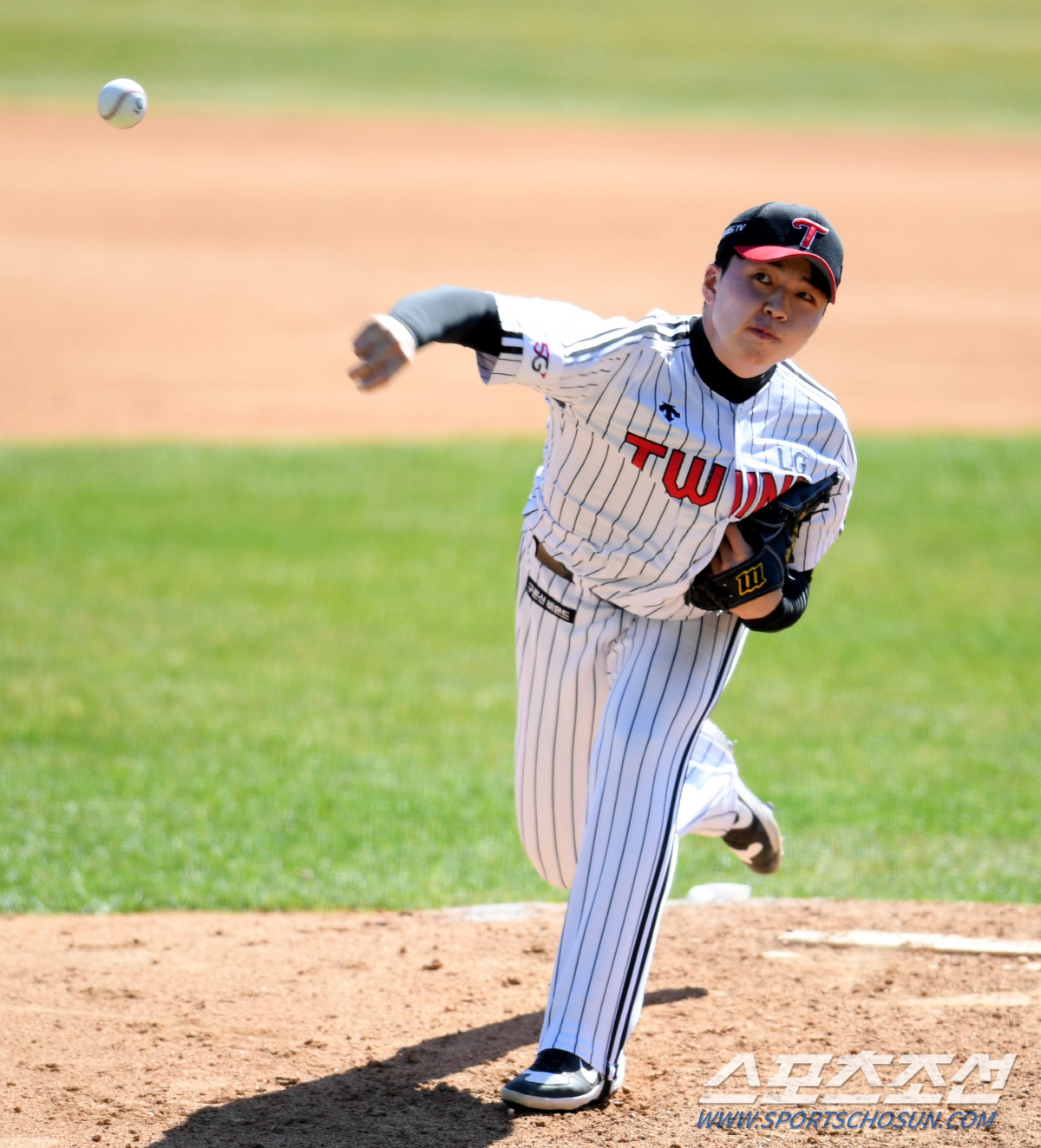 This is Jamsil-dong and youre a pro.The LG Twins made their first appearance on the Jamsil-dong mound this year.Lee Min-ho, the first rookie of the year, and Kim Yun-stock, the second left-hander, said, This year, all of the new players are coming out.Its my first start in the Jamsil-dong.First on the mound is Kim Yun-stock, who pitched as the second pitcher for the Blue Team, giving up three hits in two innings and blocking him without a run.He pitched well in the first inning and one hit in the first inning in Icheon on the 17th, and raised expectations for 2Kyonggi consecutive coaching staff.Kim Yun-stock also showed off his sense of stability by freely spraying all his own species including curves, sliders, and change-ups, including the maximum 142km The.He pitched 25 balls against eight batters, and there were no four.Kim Yun-stock hit a left-handed hit in the third inning against Yu Kang Nam and Jung Ju-hyeon in the first inning, throwing The into the first baseman fly and then throwing 141km The to Lee Chun Woong.He also allowed a heavy hitter to the Hyun-soo Kim, but the batter was out of second base and kept the innings scoreless.In the fourth inning, Che Eun Seong and Kim Ho-eun were treated as first baseman grounders and shortstop straight hits, respectively, and then gave Kim Min-sung a heavy hit, but he overcame Jeon Min-soo with a right fielder.Lee Min-ho made his first start in the fifth inning after Kim Yun-stock; the pitching content was unsettling; he had four hits in one inning and two runs.The speed remained 144–147 km, but there were many balls in the middle; 21 pitches and one strikeout.1 after throwing 145km The to Yu Kang Nam, he was hit by a double in the middle.Jung Ju-hyeon was struck out with a 147km The, but Lee Chun Woong allowed a surprise bunt hit on the third base and was driven to the first and third bases.Lee Min-ho gave up a right-handed hit to the 144-kilometer The in the middle of the game to Hyun-soo Kim, and scored an additional one run by hitting a left-hand double to Che Eun Seong in the first and second bases of the second inning.Both players reportedly dreamed of a Jamsil-dong mound as amateurs; Kim Yun-stock, after Kyonggi, said: Pro seniors are really different.Lee Chun Woongs senior hit (three innings) was impressive.I felt it today that I had to have a few balls and I should not throw it in the middle.  I felt that Jamsil-dong was very big. Lee Min-ho said, The opportunity to start baseball was after seeing Kyonggi here when I was young.It was pleasant to pitch in Jamsil-dong, and I tried to concentrate, he said. Of course, I dealt with batters I have not experienced before.I thought this was a professional, I think, when I was dealing with Yu Kang Nam Hyun-soo Kim Che Eun Seong.