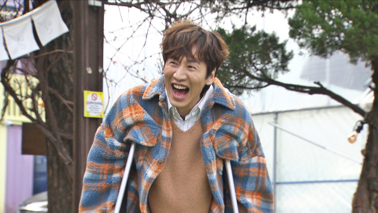 Actor Lee Kwang-soo has returned to SBS entertainment program Running Man.Lee Kwang-soo was injured by Leg and stabilized for the past two weeks, but surprised the members by returning to the recent opening of the recording.Lee Kwang-soo said, I wanted to come to the filming place too much. Thank you for worrying and waiting.On this day, Actor Lee Il-hwa, Hwang Young-hee, Gag Woman Park Mi-sun and her child guest, Kang Daniel appeared as a family race of mother and child. Lee Kwang-soo played a role of hidden key by showing fantastic breathing with the team guest.Lee Kwang-soo also expressed his unusual affection for Running Man, saying, I think I will live now and I feel like I have returned to Running Man during the mission.Running Man airs every Sunday at 5pm.