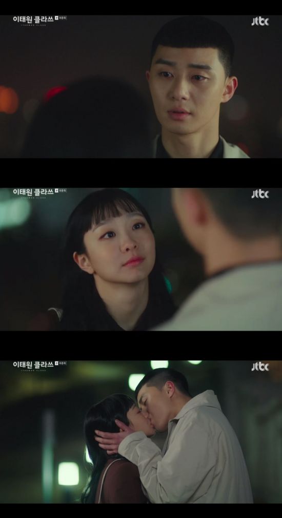 On the afternoon of the 21st, JTBC Itaewon Clath concluded the final meeting with Park Seo-joon, who succeeded in revenge and made a fruit of love with Joe-yool Lee (Kim Dae-mi).On the day of the show, Park knelt before Chang (Yoo Jae-myung) to save Joe-yool Lee.At the end of the I have fallen to my knees, Mr. Chang laughed, Where are you going to go and kneel in this shit.The new Roy asked, Where is the Fountainhead? And Chang said, Im out of my veins. Its not trivial.I have abandoned my son again in exchange for that trivial knee. Then, when Chang asked, How do you feel now?, The new Roy answers, Im sorry. And How do you feel, Mr. President?I am glad to kneel like this. I am excited. He said, I had to admit you even though my values ​​are different.Meanwhile, Joe-yool Lee and Jang Logistics (played by Kim Dong-hee) were caught by Jean Fountainhead (played by Ahn Bo-hyun) while trying to escape.Joe-yool Lee and Jean Logistics are armed to fight the Fountainhead gang, but they just laugh.As soon as he was about to attack, Seo-yool Lee ran away, saying, Logistics be strong! And Logistics alone faced the Fountainhead gang.Eventually, Logistics falls with a fatal wound to his leg.When Kim Hee-hoon (Won Hyun-joon) raises his hand to beat the victory once more, Jean holds his arm and stops him.Jean The Fountainhead advises Logistics, Just stay asleep, and the winning ticket says, I have never gotten what I want in my life.But you and me and my brother are in trouble, and always the way is wrong, he said, complicating The Fountainhead.Meanwhile, Joe-yool Lee, who was running away alone, is discovered by the Fountainhead gang.The Fountainhead gangs are trying to catch Joe-yool Lee running through the field, when Roy and the passer-by drive up and hit the Fountainheads car.Seeing the new Roy getting out of the car, Seo-young Lee was surprised by the pleasure and ran to Chief!And for a moment theyre happy, Jean says, Im so tired. Im here to die. On your feet.Kim Hee-hoon also said, Why do not you just stay? And the new Roy responded, I am on my way to the police, so just go.Then, when the new Roy and Seo-yool Lee run away with their hands, the winning ticket remains there and confronts Hee-hoon.The Fountainhead drives alone, chasing the new Roy and the Seo-yool Lee.Joe-yool Lee supports Roy, who is sick of his head while running away, and the new Roy suddenly says, I think I ran in Itaewon, he tells Seo-yool Lee.My mind is full of you, and I wonder if you were such a mind. I love you. I love you, its Seo-young Lee.Impressed, Seo-yool Lee hugs the new Roy.The Fountainheads car comes fast to the hugging new Roy and Seo-yool Lee, who throws a stone into the windshield and stops.The new Roy tells Seo-yool Lee to run away alone, and Seo-yool Lee escapes the position, saying, If the representative dies, I will die.As Seo-yool Lee flees, the new Roy engages in a blood-stained fist fight with The Fountainhead with a monologue: Its all over today.On the other hand, Oh Byung-hun (Yoon Kyung-ho) finds Seo-yool Lee who was running away, and saves Seo-yool Lee.The new Roy succeeds in throwing sand into The Fountainheads eyes, subduing the steamer and blowing it into one shot.And Seo-yool Lee comes to rescue the new Roy with Oh Byung-hun, who is relieved to say, Now, lets be happy.Jangga will be investigated for bribery and embezzlement over accusations by SuA (Kwon Na-ra); Jang, who has been subjected to a seizure search, is distressed.In discussing measures with Kim and Jang, Chang says that he can use it all by himself.When Logistics says the board is considering a sale, Chang disapproves; Logistics says there are places that have offered good terms.Lee Ho-jin (DiWitt) who visited The Fountainhead directly tells the news of Janggas takeover merger.When Chang says he will be arrested soon, Jean says, Youre a bitch! But Lee Ho-jin says, Dont frown. All right.I forgive you, he says, and leaves.Chang calls around for help, but mostly refuses, or never answers the phone; Logistics says, Theres no more way, my fathers favorite lion language.We are literally weak, we are eaten. Jang said, and he kicked out Logistics.The chairman, who is in a corner, calls Kim and says, I have not had a long time to live.However, Mrs. Kim blames Chang, who lost his initials, asking Chang why he is doing Vic-Fezensac now, and also refuses to say, There is a guy who holds a knife.Chang visits Roy, who boils the stew of the tofu to the chairman who came to him.Park said, I am thinking about a merger of Jangga takeover, said Park, who is eating a stew. The operation will be done by Kang.Im going to throw away the name Janga, he adds.But Chang only asks who taught him, and Roy says he learned from his father, and he especially devotes himself to meju powder.I was treated to such a delicious meal, but I did not bring the money. I can not replace it with something else, he said.And I cry, pleading for all the troubles and pleading for the wrong thing.I wanted to draw it, but I do not like it. Do I look like a hogu?I am a Vic-Fezensacc, he says, and advises him to do business.The most important thing in Vic-Fezensac is to value people, trust, and trust rather than money, said Park, who took over the market at the general shareholders meeting.I will make a new prosperity with you. He once again solidifies his beliefs.After the shareholders meeting, Park meets Logistics.Logistics has been Confessions to Roy for what he has done to have a Seo-yool Lee for the long-term, saying, I knew it but I could not stop.I didnt know how to stop it, says the new Roy. Its okay. Youre a kid. Sometimes you come to eat.Logistics, who came to the Pocha at night, apologizes to the winner and the mother-in-law (Lee Joo-young).After Ma Hyun hit one, he says, Why are you doing such a hard thing and not fit? And he leaves the place saying afterward to say I will report to you because I will come to Seo-young Lee.But on the way back, Logistics encounters a Seo-yool Lee.Logistics says hes leaving the United States soon, and says lets shake hands.Then Seo-young Lee hugged Logistics and said, I can not accept your faithful heart regardless of right or wrong. I was sorry and thankful for using it.Live well, soothes Logistics heart.Joe-yool Lee and Marhyeon go on a field trip to Hot Place these days, but it turns out that the stores boss was SuA.After Seo-yool Lee and Ma Hyun-yi go, SuA interviews a young man (=Park Bo-gum) who came to the chef, tastes the dishes and hires them immediately.The two of them are first to hold hands, with Roy and Joe-yool Lee on a date.Our commonality is not knowing the warmth of a person, says Seo-yool Lee, and I wanted to make it easy... not to be lonely.I wanted to sweeten your bitter night. When I think of you, my empty routine burns as your boss. Thank you. I love you.I will make you happy, impresses the new Roy.Park says, I love you too, its Seo-yool Lee, with the monologue I wanted to be happy, and then kisses Joe-yool Lee.And I am already happy, he recounts to himself, and when asked by his father, How does it taste like alcohol, the new Roy finally laughs.