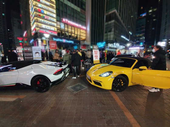 20일 오후 강남 번화가에 위치한 클럽과 술집 인근에는 금요일 밤을 즐기기 위해 사람들이 모여들었다. 이가람 기자