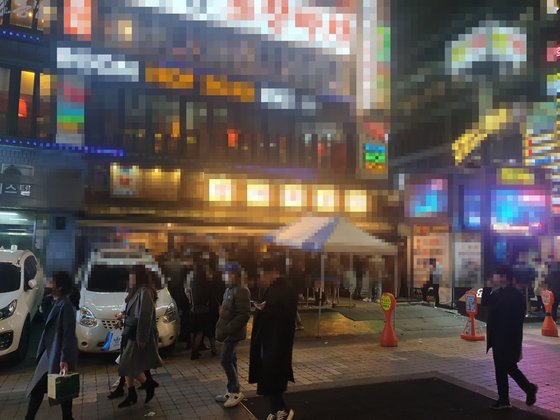 21일 오후 11시 50분쯤 강남 번화가에 위치한 술집에 들어가기 위해 사람들이 줄을 서 있다. 정진호 기자