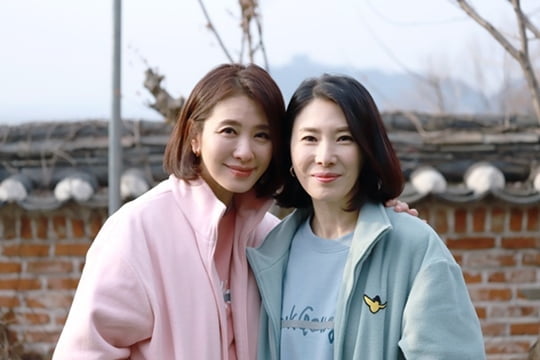 Actor Hwang Young hee and Lee Il-hwa, who have appeared in many works based on their solid acting skills and reveal their unique presence, released a shot of SBS Running Man shooting, which will be broadcast today (22nd), and announced their big success.The photo shows Hwang Young hee and Lee Il-hwa who are posing positively.The two people staring at the camera with their shoulders are smiling brightly and emitting bright energy and giving a warm feeling.On this day, Hwang Young hee and Lee Il-hwa will participate in the family race where three mothers and children appear.Hwang Young hee is a mother with both elegance and charisma, and Lee Il-hwa will perform a break-up situation drama as a big mother character shown in the Respond series.In particular, Hwang Young hee and Lee Il-hwa, who have been on entertainment outings for a long time, have released the charm that they have not shown anywhere since their unstoppable gesture and passion not to buy their bodies from the Fun sense.Meanwhile, Running Man, which Hwang Young hee and Lee Il-hwa predicted their performance, will air today (22nd) at 5 p.m.