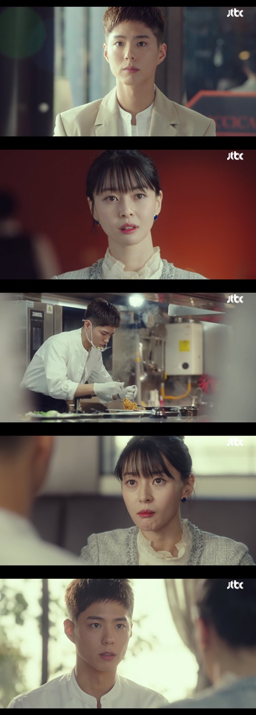 Park Bo-gum made a surprise appearance in the 16th episode of Itaewon Klath.In the JTBC gilt drama Itaewon Klath, which ended on the 21st, Kwon Nara (Oh Soo-ah), who exposed the corruption of Jangga, opened a restaurant in Itaewon.On this day, Oh soo-ah opened the store with the investment of Hong Seokcheon, and Park Bo-gum came here to see the chef interview.Since then, he has made a dish with a serious face and Kwon Nara, who tasted it, hired him.There was a subtle exchange between the two and they smiled at each other.