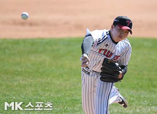 On the afternoon of the 22nd, the LG Twins held their own Cheongbaekjeon at Jamsil-dong-dong Stadium in Seoul.Lee Min-ho is pitching.Meanwhile, due to concerns over the spread of the new Corona 19, the professional baseball demonstration game was completely canceled.