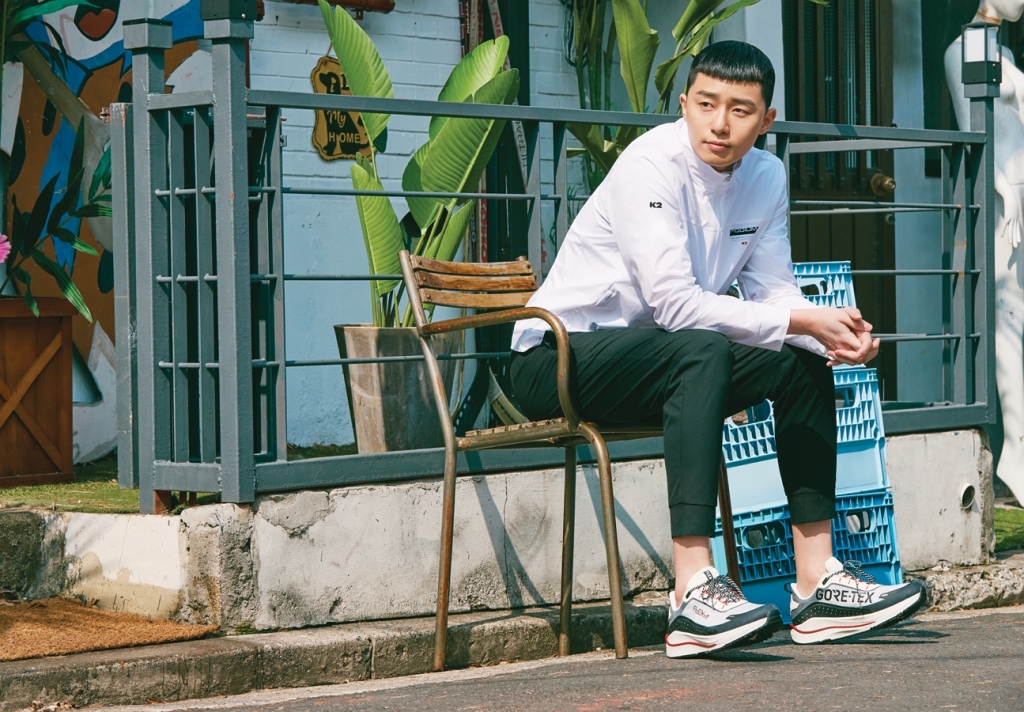 A fashion picture of Actor Park Seo-joon has been released.On the 19th, Outdoor Research brand K2 showed the Outdoor Research picture in spring and summer season with the exclusive model Park Seo-joon.K2 will showcase its sensual Outdoor Research look, which is free of styling in urban and everyday life as well as Outdoor Research for the 2020 S/S season.In this picture, Park Seo-joon proposed styling that can be fashionably produced in everyday life such as jogger pants on white windshield, slim fit outdoor research pants like slacks, functional windshield denim pants.K2s 2020 S/S collection consisted of two lines.Tech Plus Line, which consists of alpine products for hiking experts and products for light hiking, and Life Plus Line, which can be worn casually in everyday life and travel destinations.Meanwhile, K2 will expand its eco-friendly products, which were existing at 3%.Starting this year, we will visit consumers with BLUE TREE, an eco-friendly product group using recycle materials extracted from waste pet bottles and waste nets, dry die technology that does not use water and chemicals at all, and biodegradation One.