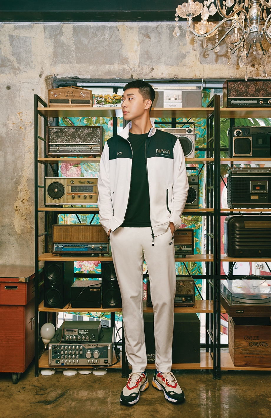 A fashion picture of Actor Park Seo-joon has been released.On the 19th, Outdoor Research brand K2 showed the Outdoor Research picture in spring and summer season with the exclusive model Park Seo-joon.K2 will showcase its sensual Outdoor Research look, which is free of styling in urban and everyday life as well as Outdoor Research for the 2020 S/S season.In this picture, Park Seo-joon proposed styling that can be fashionably produced in everyday life such as jogger pants on white windshield, slim fit outdoor research pants like slacks, functional windshield denim pants.K2s 2020 S/S collection consisted of two lines.Tech Plus Line, which consists of alpine products for hiking experts and products for light hiking, and Life Plus Line, which can be worn casually in everyday life and travel destinations.Meanwhile, K2 will expand its eco-friendly products, which were existing at 3%.Starting this year, we will visit consumers with BLUE TREE, an eco-friendly product group using recycle materials extracted from waste pet bottles and waste nets, dry die technology that does not use water and chemicals at all, and biodegradation One.
